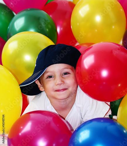 kind mit Luftballons © Natallia Vintsik