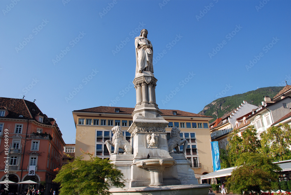 Bolzano, statua di Walther Platz