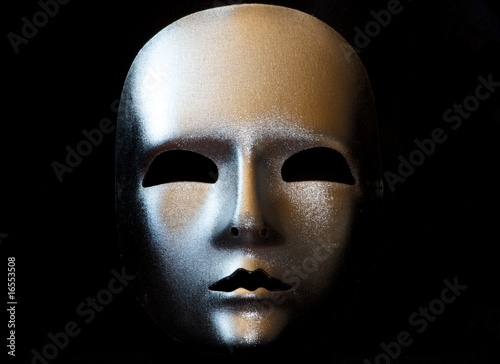 Maske silber auf schwarzem Hintergrund photo