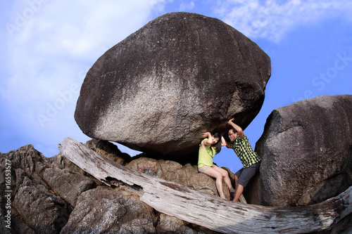 Photography Couple hold back the stone