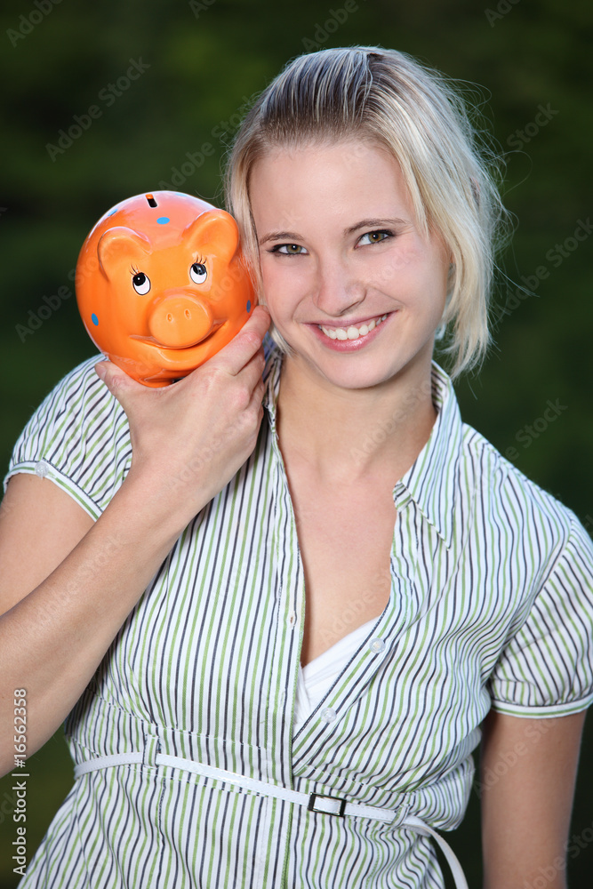frau mit sparschwein frau mit sparschwein