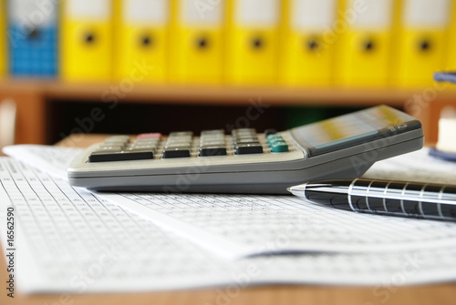 Canvastavla Calculator on office desk