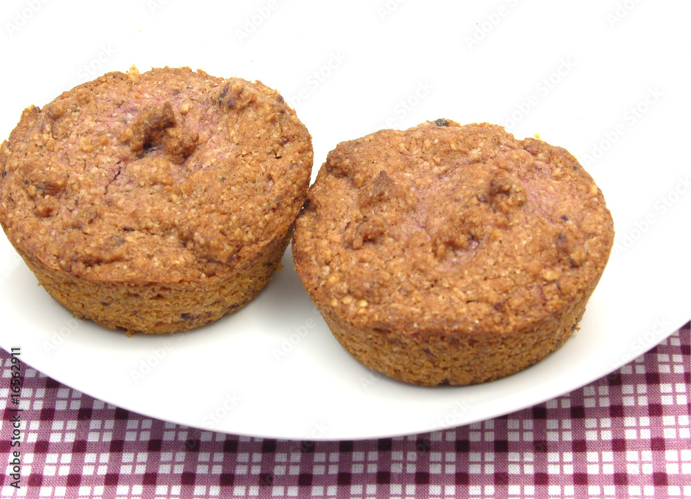 Zwei Muffins auf weißem Porzellanteller
