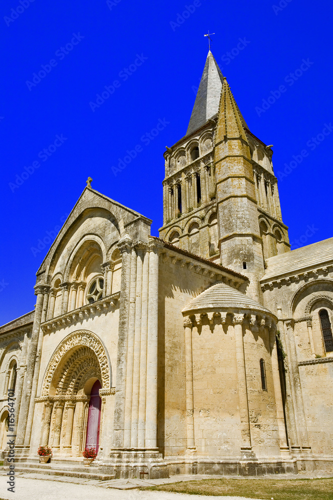 france; charentes-maritimes; Aulnay : église  st pierre