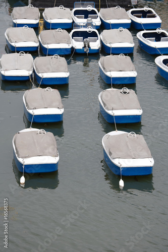 reihe von sportbooten mit abdeckung
