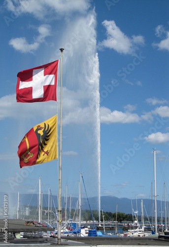 Jet d'eau de Genève avec drapeaux suisse et genevois