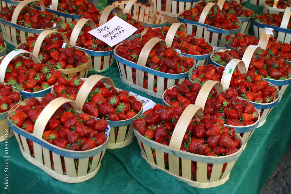 Korb mit frischen roten Erdbeeren