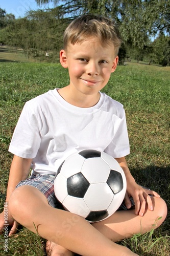 Junge mit dem Fußball © victoria p.