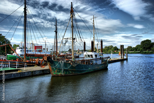 Kutter im Finkenwerder Hafen HDR