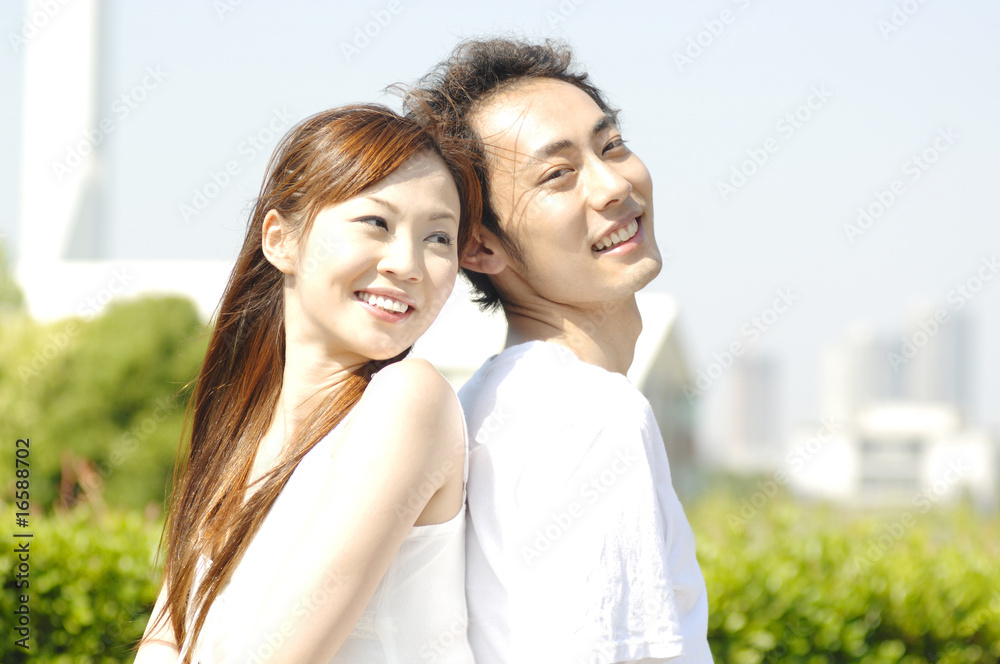 背中合わせで寄り添うカップル 背中合わせで寄り添うカップル