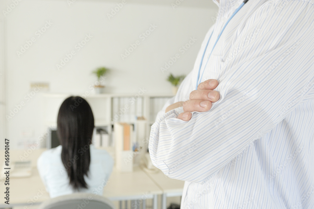 Fototapeta premium 腕を組んでいるビジネスマン