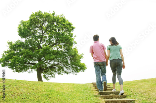 公園の階段を上るカップルの後姿 © Paylessimages