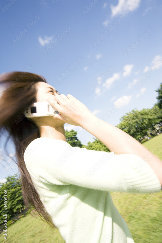 携帯電話で話す女性 携帯電話で話す女性