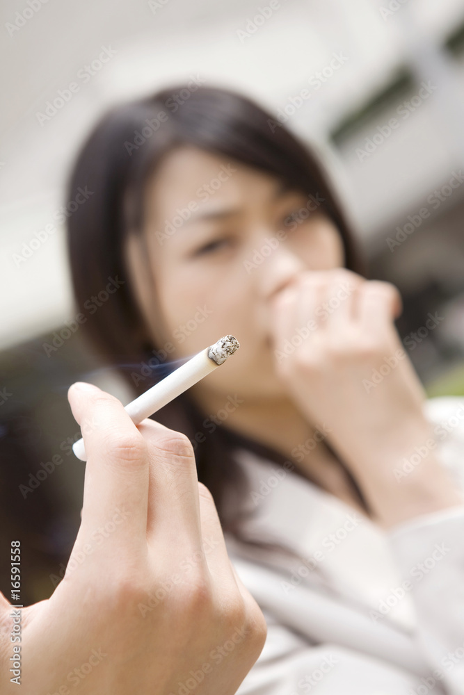近くでタバコを吸われ嫌がる女性 近くでタバコを吸われ嫌がる女性