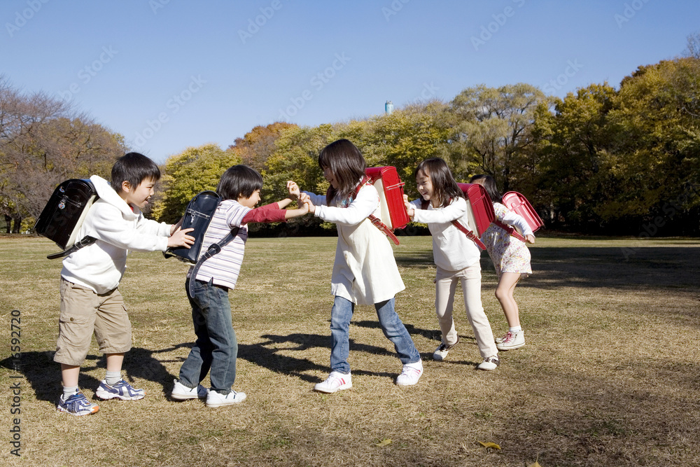 公園で遊ぶ小学生たち 公園で遊ぶ小学生たち