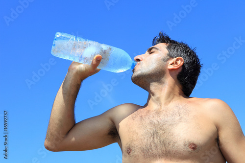 Homme buvant de l'eau fraîche. photo