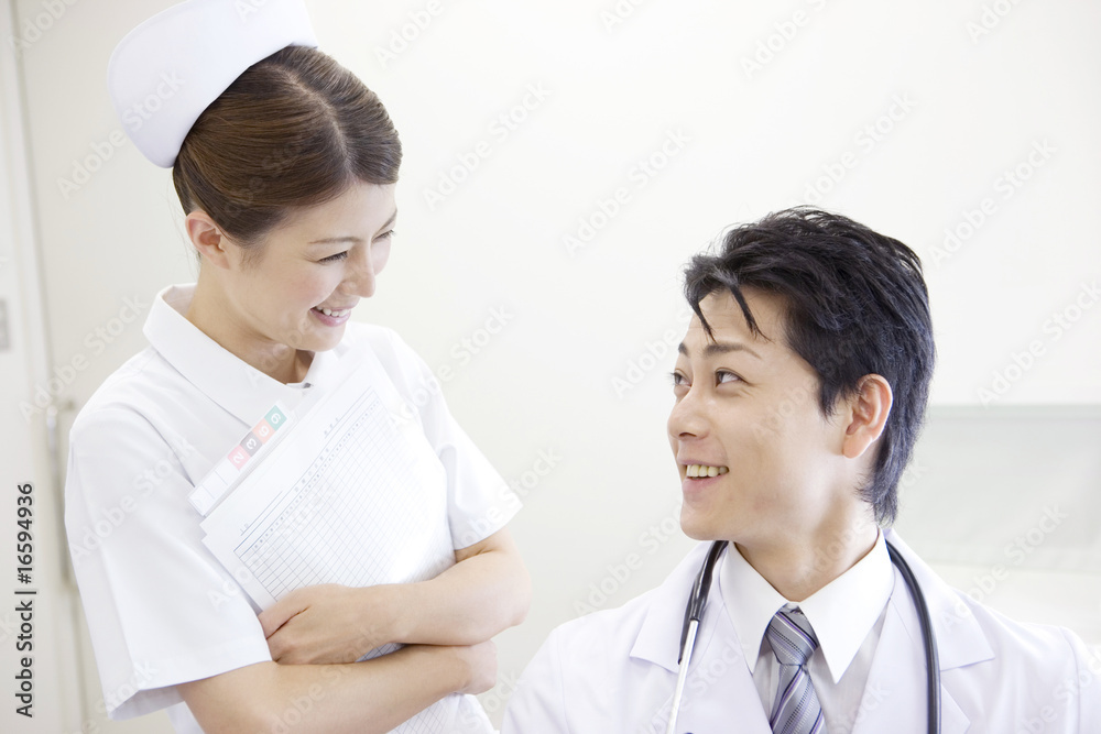 会話する医者と看護師 会話する医者と看護師