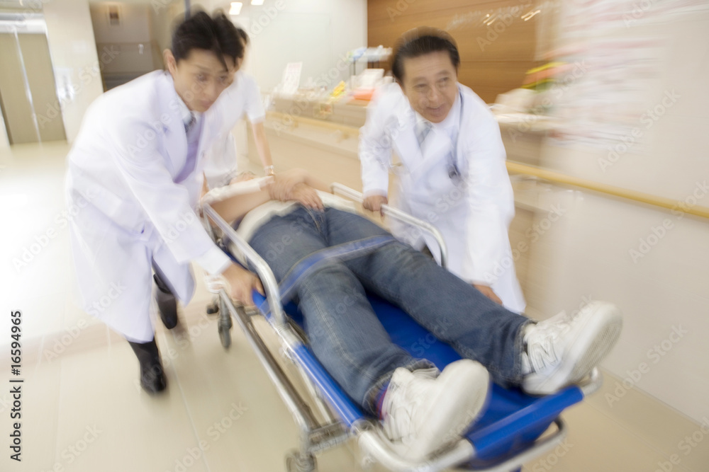 緊急患者を運ぶ医者と看護師 緊急患者を運ぶ医者と看護師