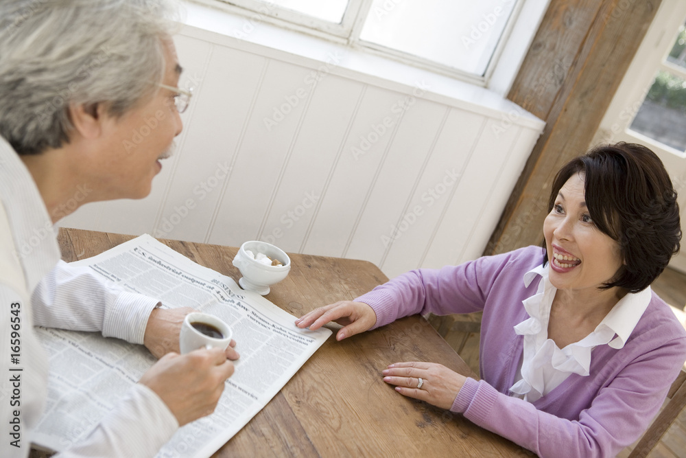 Fototapeta premium 楽しく談笑する夫婦