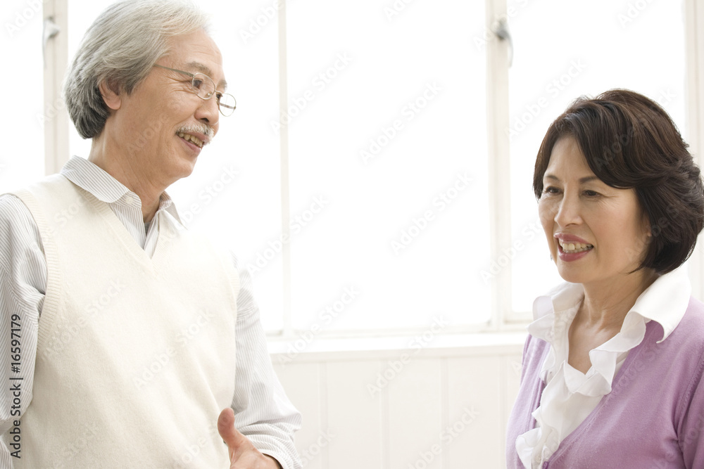 Obraz premium 会話するシニア夫婦