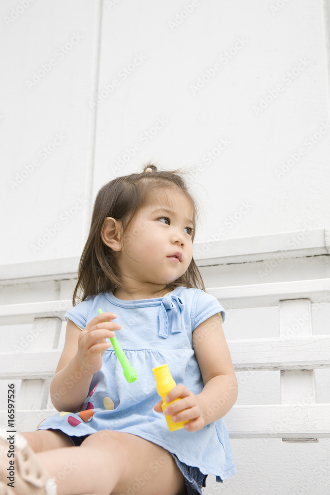 しゃぼん玉で遊ぶ女の子 しゃぼん玉で遊ぶ女の子