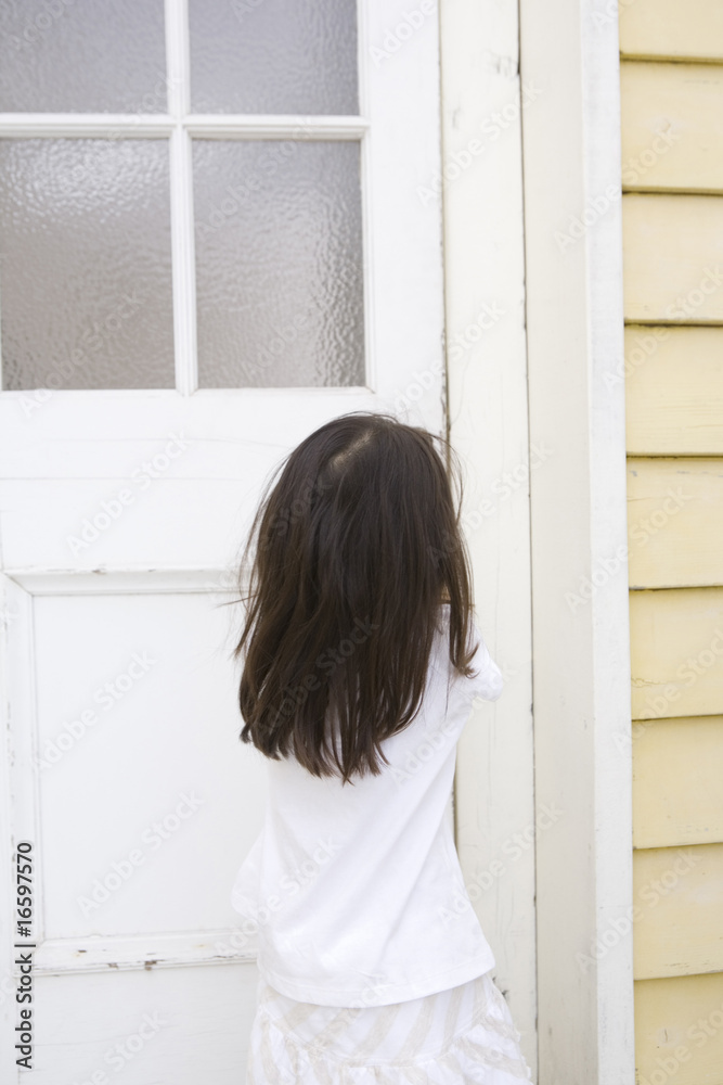 玄関の扉を開けようとする女の子 玄関の扉を開けようとする女の子