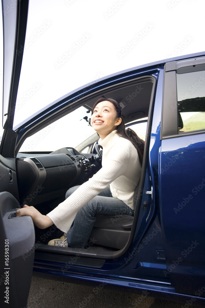 車を降りようとする女性 車を降りようとする女性