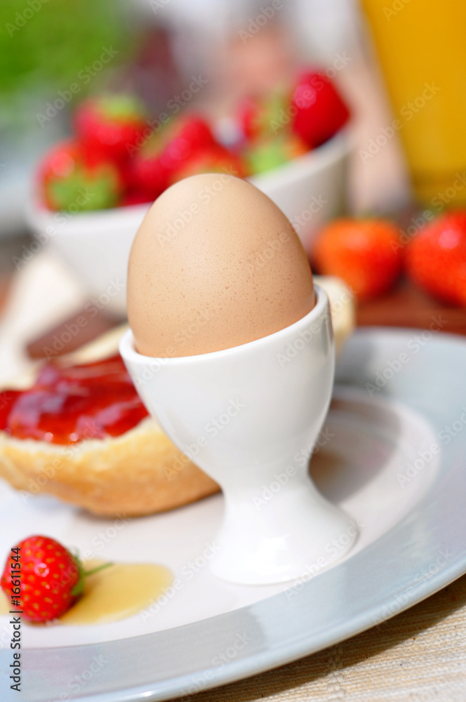 sommerliches früchstück mit ei und früchten sommerliches früchstück mit ei und früchten