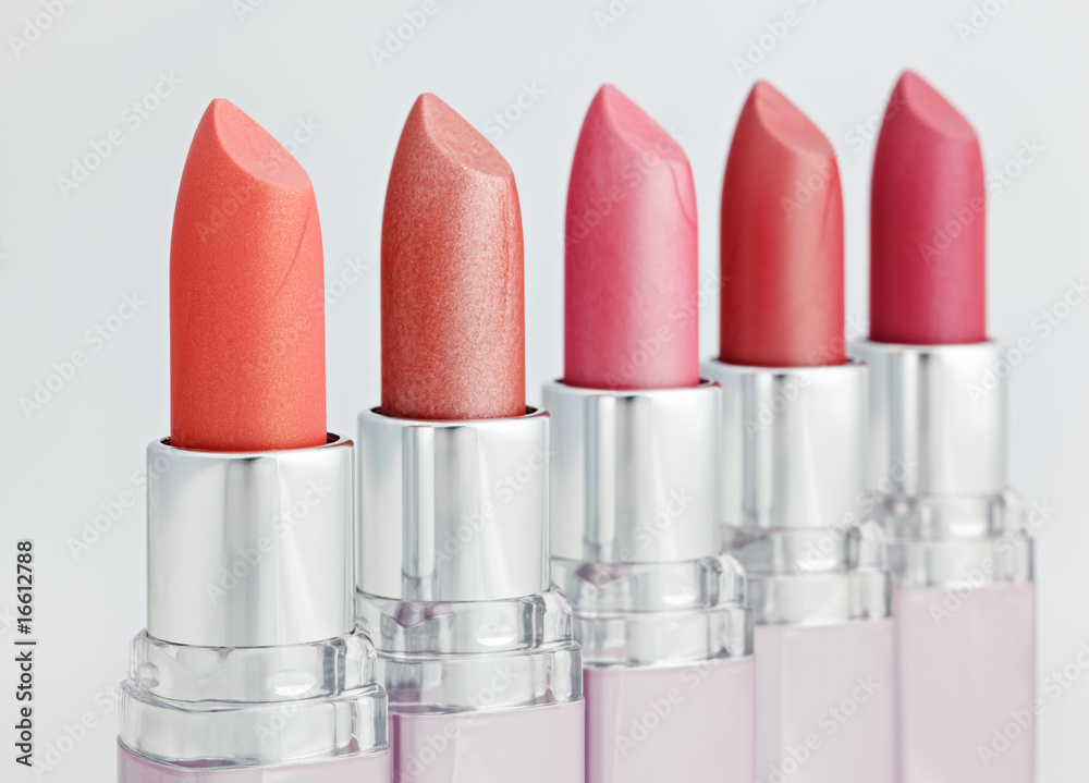 Obraz premium Color lipsticks arranged in line isolated on white