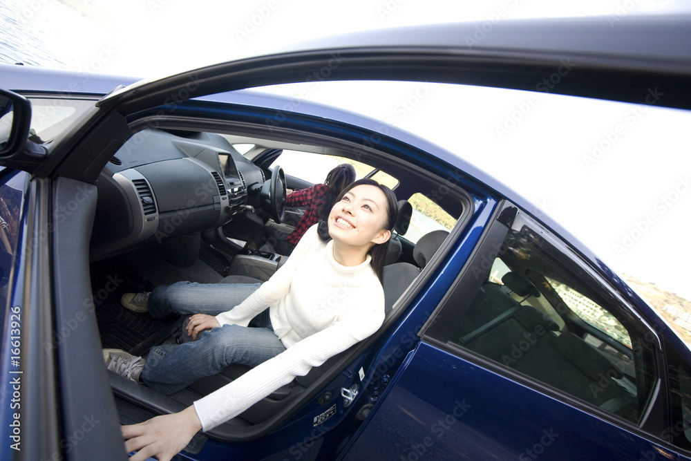 車を降りようとする女性