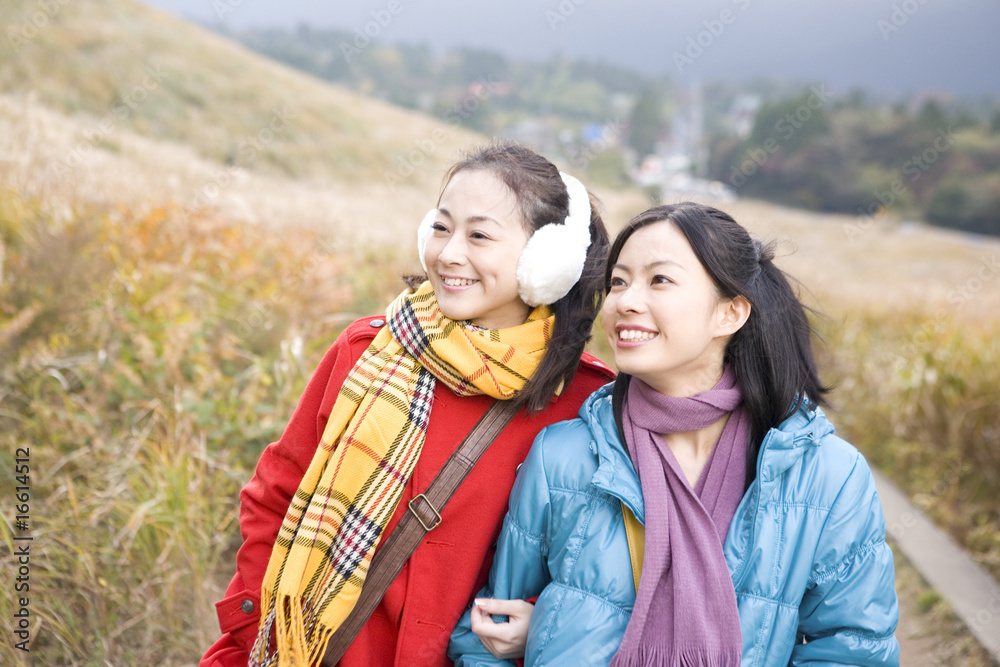 Fototapeta premium 観光地を歩く女性2人