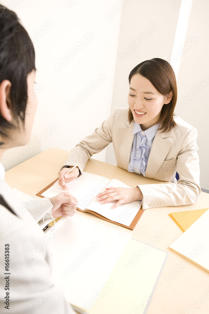 Fototapeta premium ミーティングをするビジネスマンとol