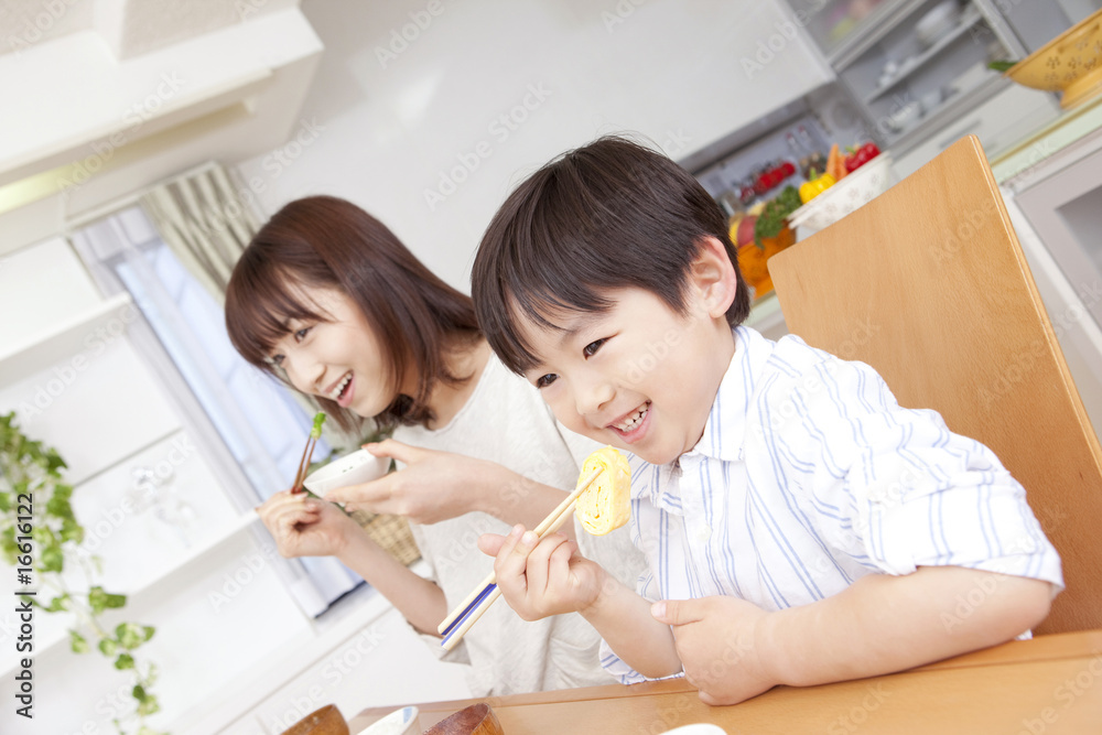 Fotografie 朝食時に玉子焼きを食べようとする男の子