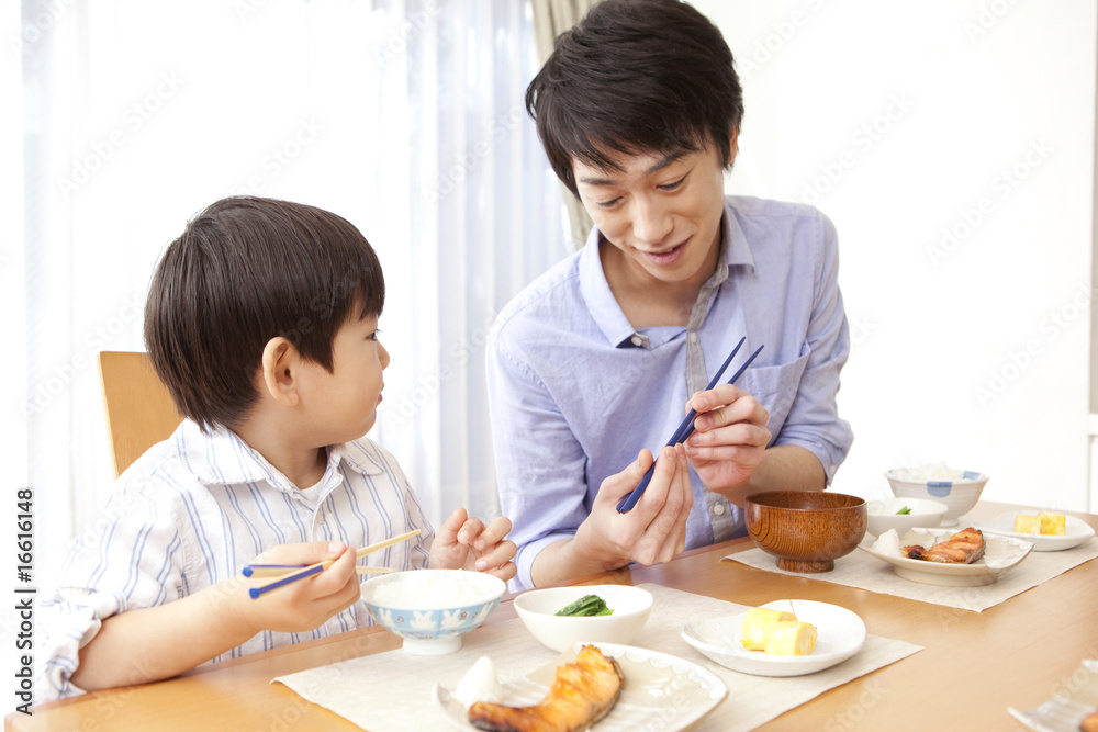 お箸の使い方を教える父親とそれを聞く息子