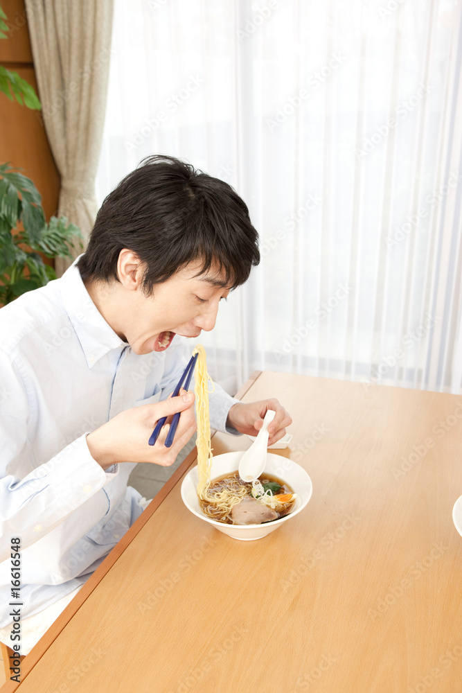 しょう油ラーメンを食べる男性 しょう油ラーメンを食べる男性