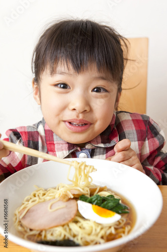 ラーメンを食べる女の子