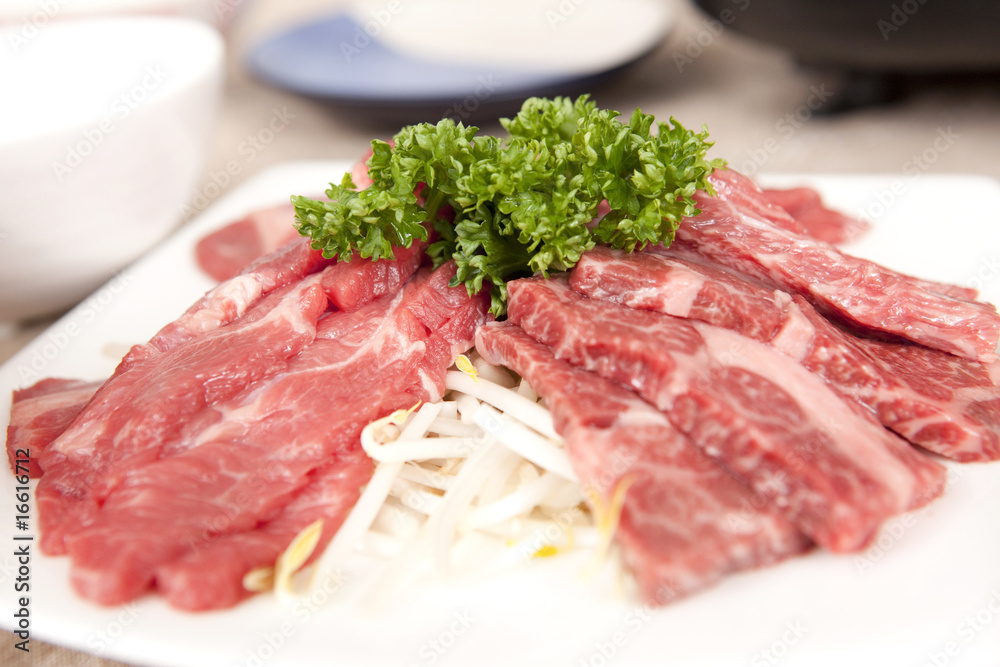 焼肉用に盛り付けされた肉