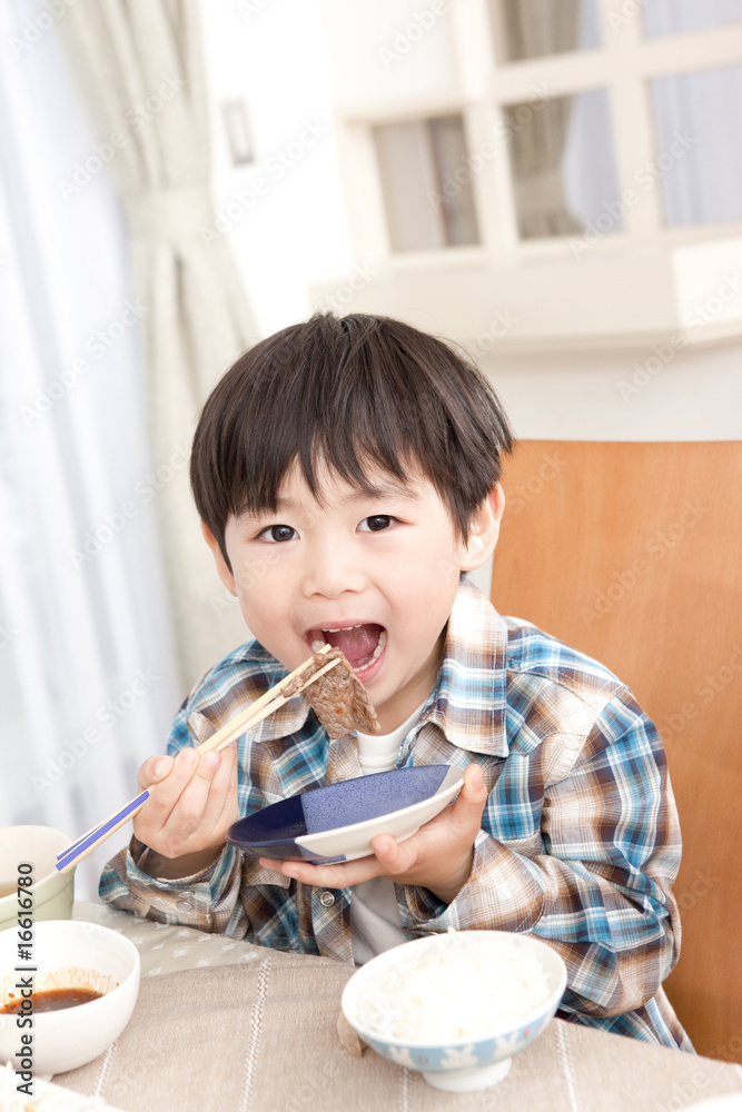 肉を食べる男の子 肉を食べる男の子
