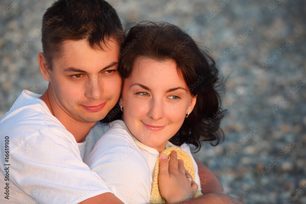Fototapeta premium young pair embraces on beach