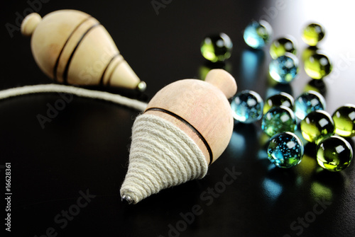 Murais de parede Pião e bolas de gude fundo preto