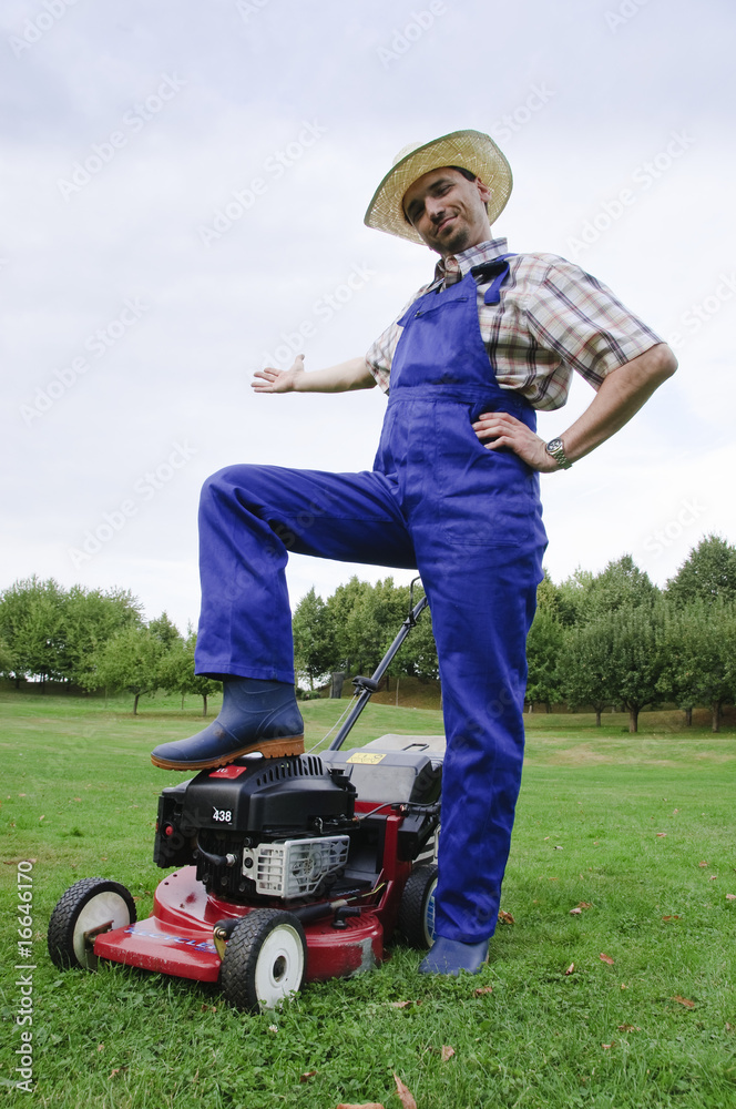 Rasenmäher Mann zeigt auf seinen Rasen Stock Photo | Adobe Stock