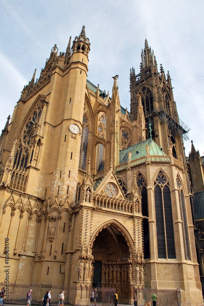 A l'entrée de la cathédrale Saint-Etienne de Metz
