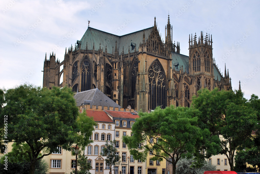 La cathédrale Sainte-Etienne de Metz au dessus des maisons