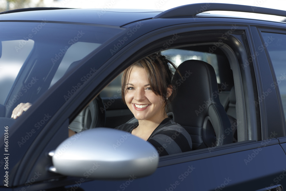 Junge Frau in schwarzem Auto