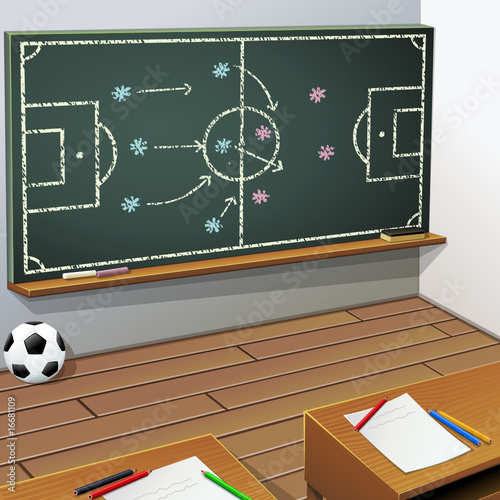 Salle de classe avec la tactique de foot sur le tableau