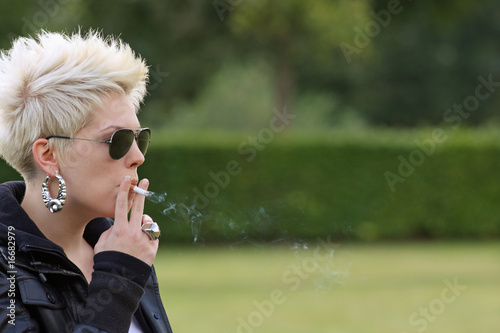 Mädchen beim Rauchen