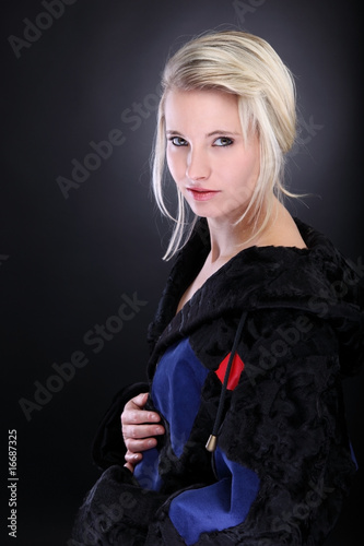 frau in pelzmantel