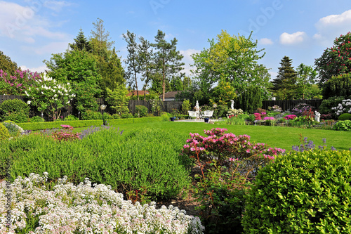 Schöner Garten mit vielen Pflanzen
