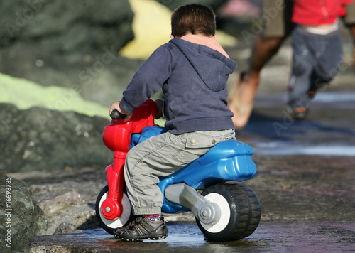 Tableau sur toile petit garçon sur sa moto en plastique