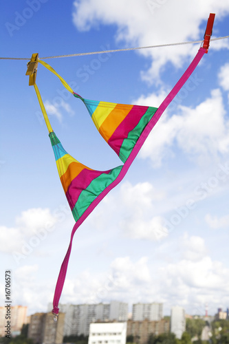 Canvastavla brasseiere hang over linen above city